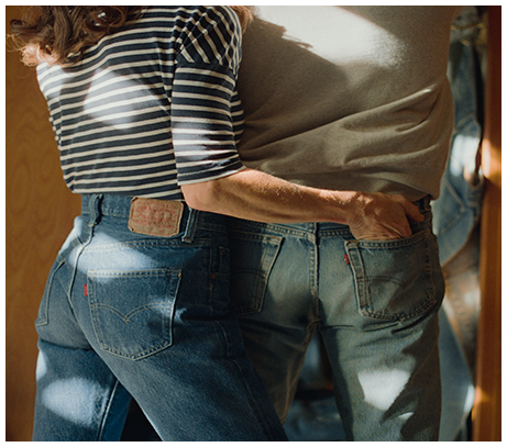 pareja con jeans levis